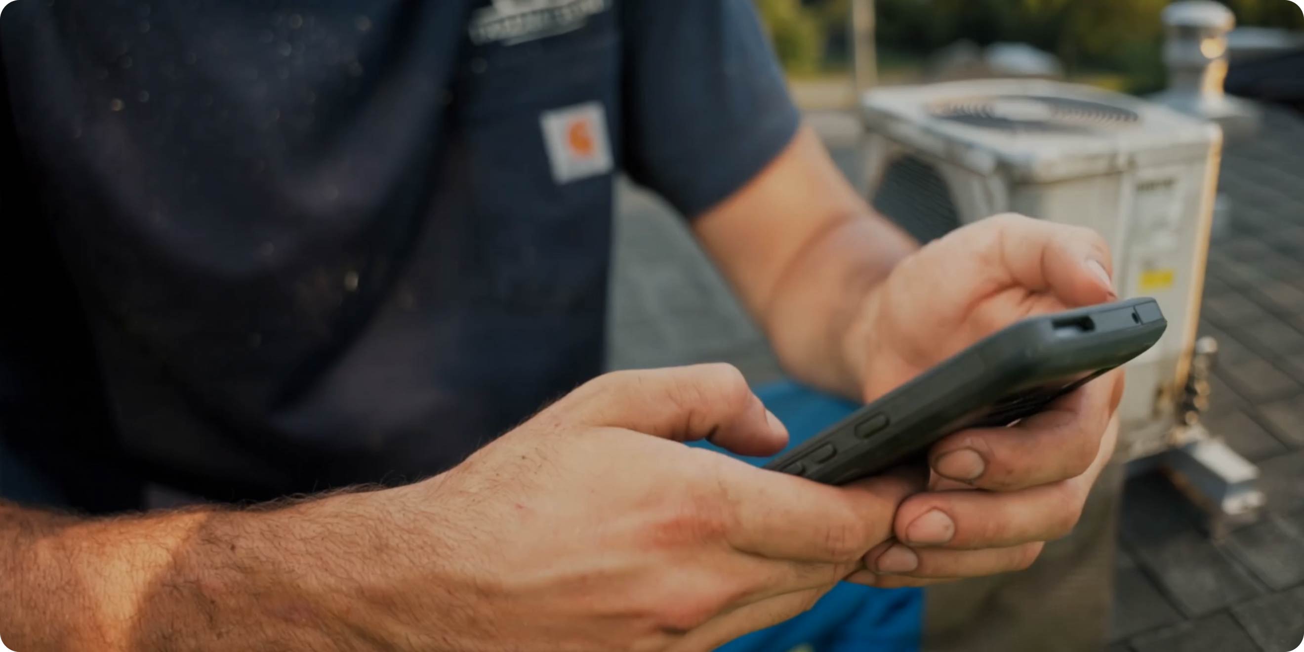 Field service worker using the Connecteam app.